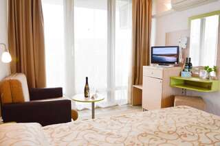 Отель Hotel Nona Албена Двухместный номер с 2 отдельными кроватями и видом на парк-5